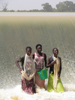 03 Jeunes Filles Au Barrage